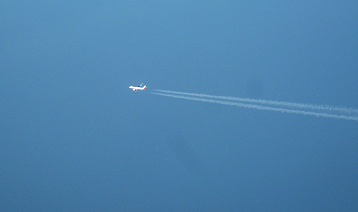 Flugzeug über den Wolken